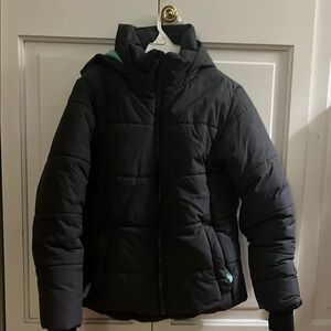 Puffer Jacket in Black with Insulated Warmth